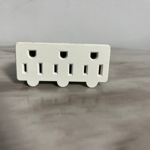 3 Outlet Swivel Wall Adapter - Picture 5 of 6